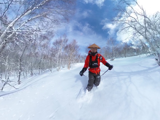林間滑走は雪も安定していて気分いいです