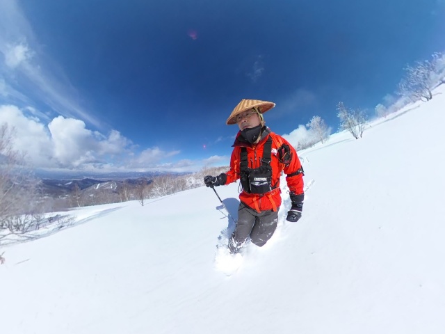 滑り始めはオープンバーン。傾斜もあり快適に進みます