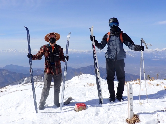 TCさんと北アルプスをバックに小根子岳頂上で