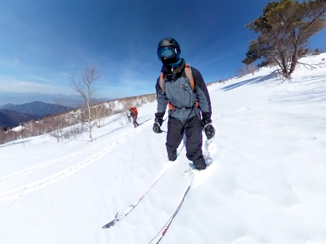 展望を楽しみながら新雪を滑りました