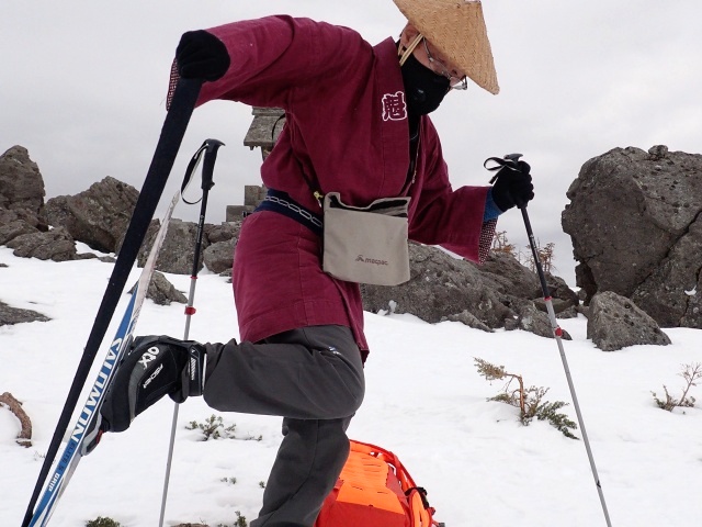 天狗原から滑走です。まずシールをはがします