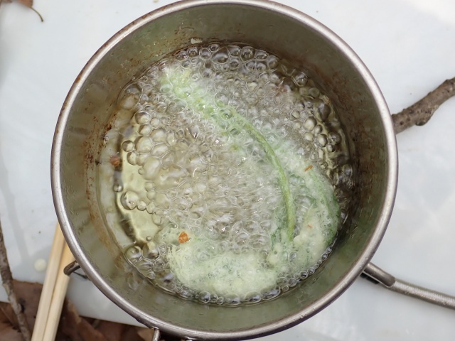 ジュワジュワ〜ッと揚げます