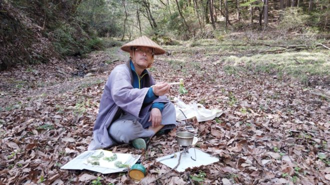 天覧山で山菜の天ぷらを作っていただきました