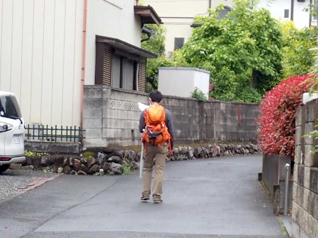 住宅地を行くＮさん