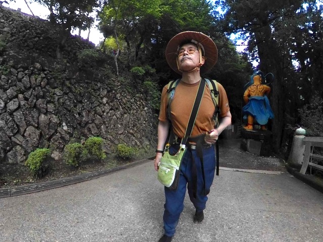 子ノ権現には次から次へと参拝者や登山者、ランナー、サイクリストがやってきました