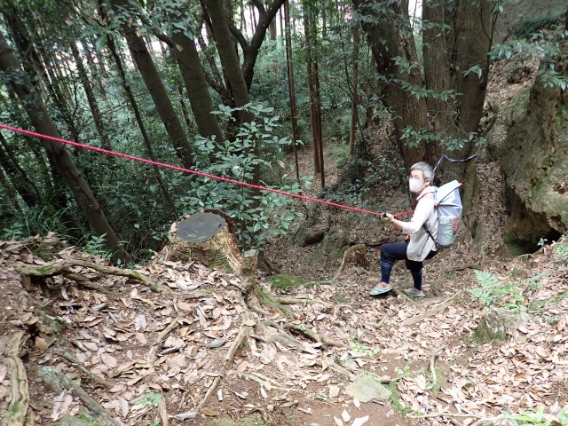 このあたりはロープがあるとありがたい場所