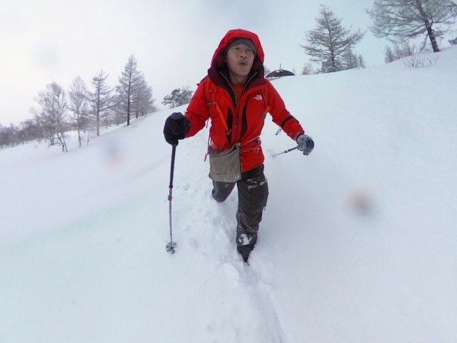 避難小屋の裏手は下りラッセル