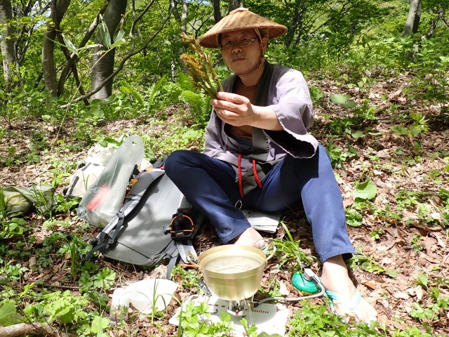 まずはタラの芽を揚げる