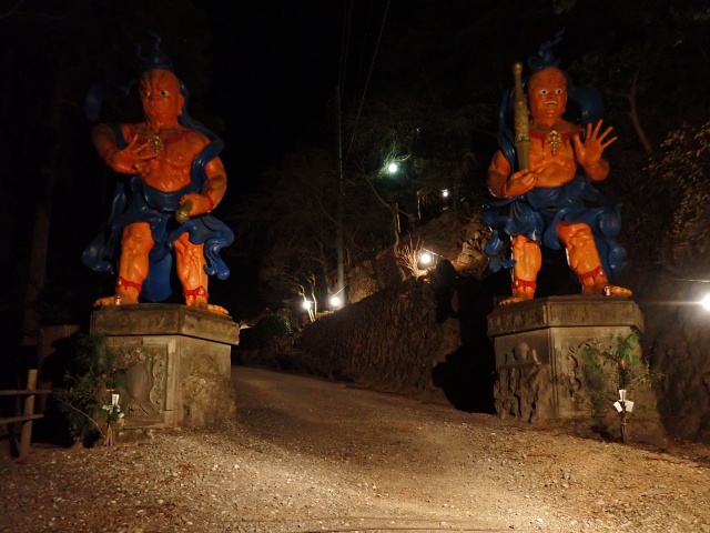 ライトアップされた子の権現の仁王像は、絶好の撮影スポット