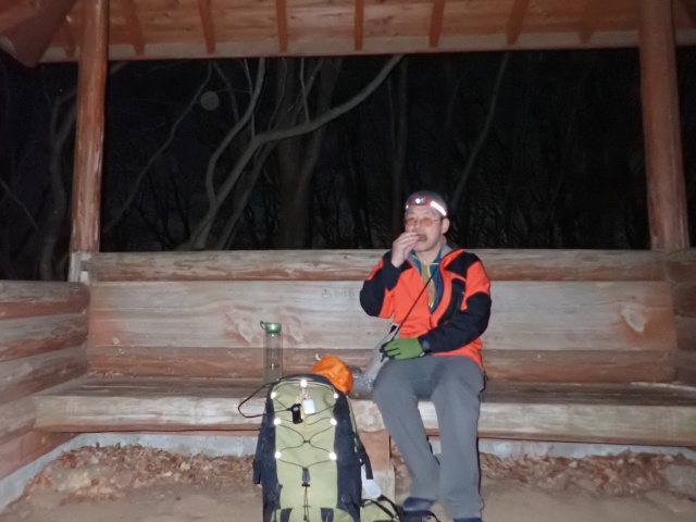 古御岳で食料補給。寒いのでゆっくり休めない