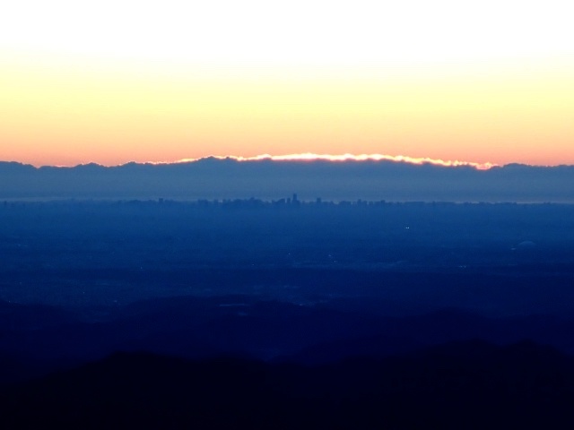 大持山の肩で日の出を待った。太陽は副都心方向から昇る