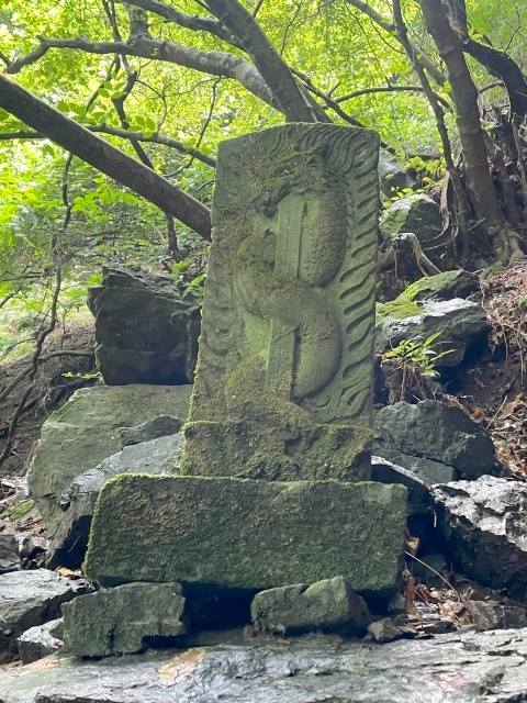 3段目の滝壺にあった龍神碑