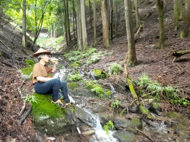 穏やかな流れの源流部で一休み