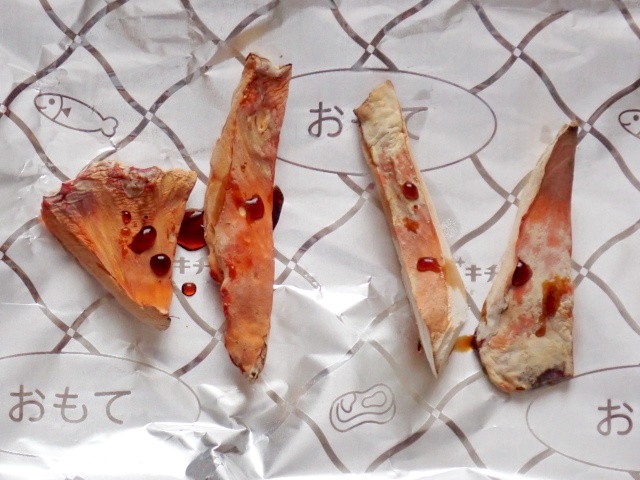 ホイル焼きにしたミヤママスタケ（右）とマスタケ