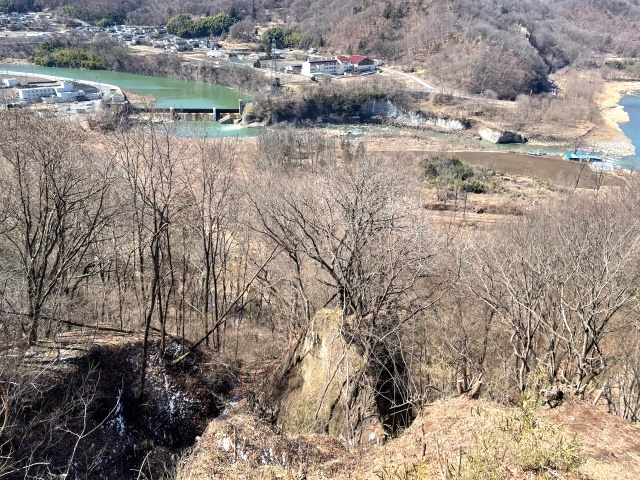 背後は千曲川まで標高差は80メートル