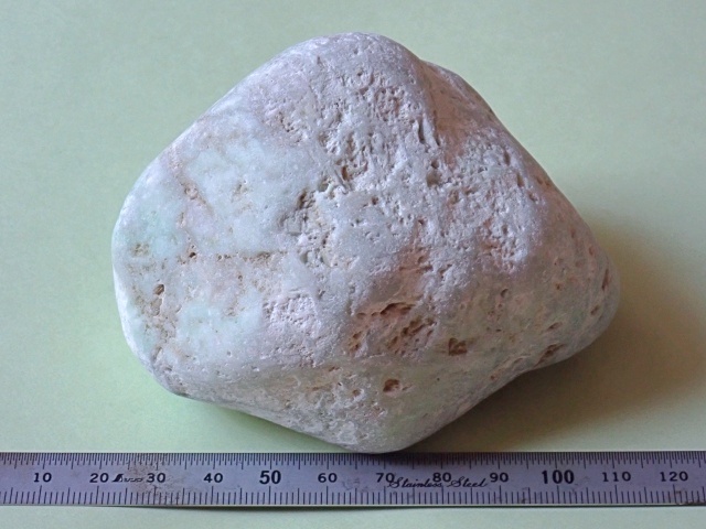 「ヒスイを含む岩石」となった石