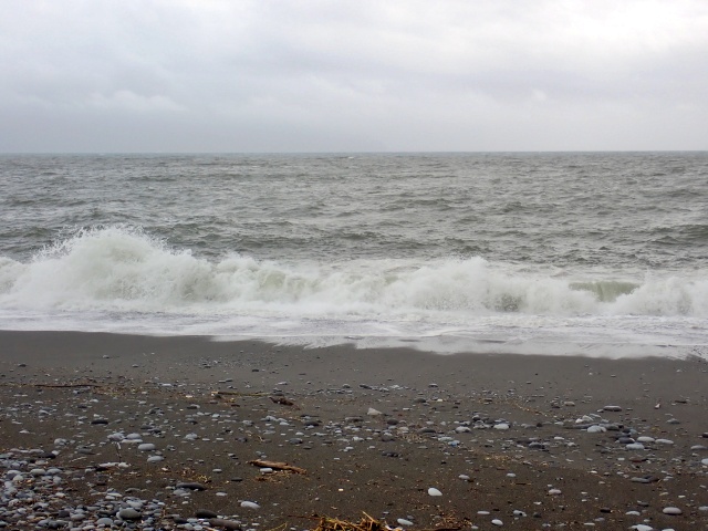 風が強く、波がザッブ〜ン