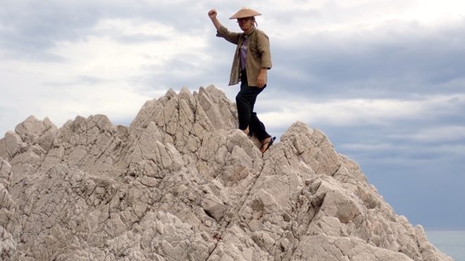 海で岩山に登った