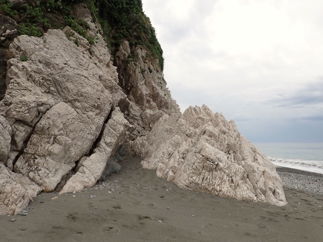 海辺の岩場。しっかりした花崗岩だ