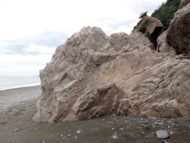 反対側はちょっと急傾斜