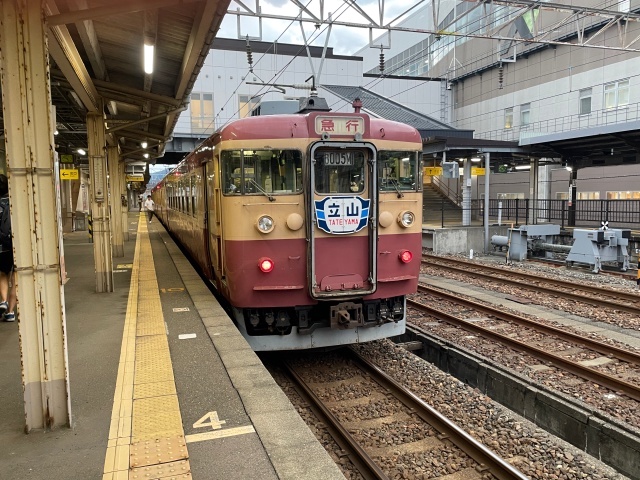 青海から糸魚川まで乗った電車。糸魚川からは「急行」になり、ヘッドマークも付いた