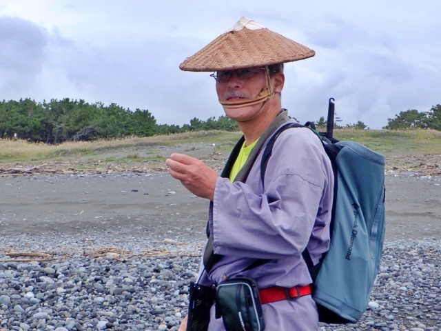 怪しい石は手にとってじっくり観察