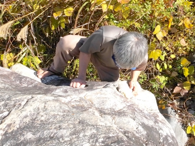 右足をハイステップする