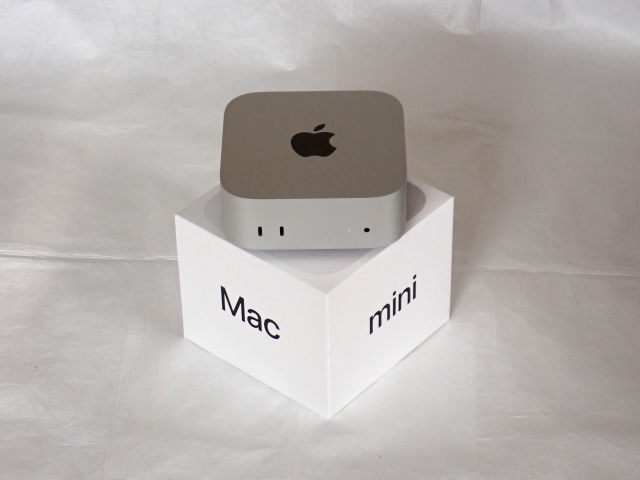 Mac miniは一辺が13センチ弱
