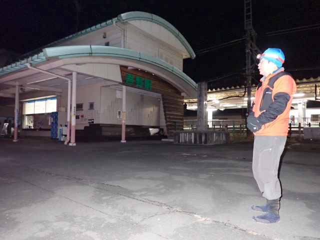 吾野駅に到着。ホームは明るいが駅舎は暗い