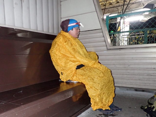 ベンチでビバーク。この体勢は足元が冷えてつらかった