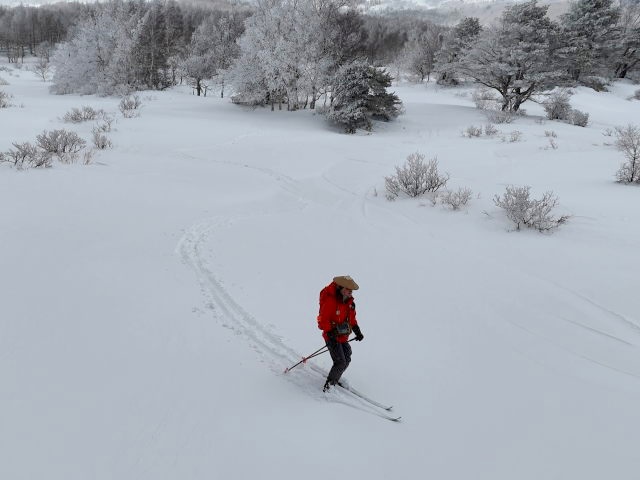 微妙な雪にギクシャクしながら滑る