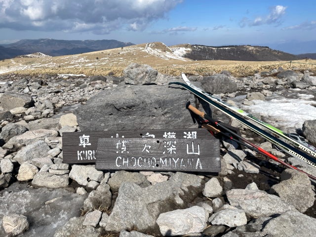 雪がない霧ヶ峰。蝶々深山の頂上は石とぬかるみだった。