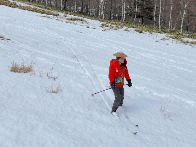 休業中のエコーバレースキー場を下った