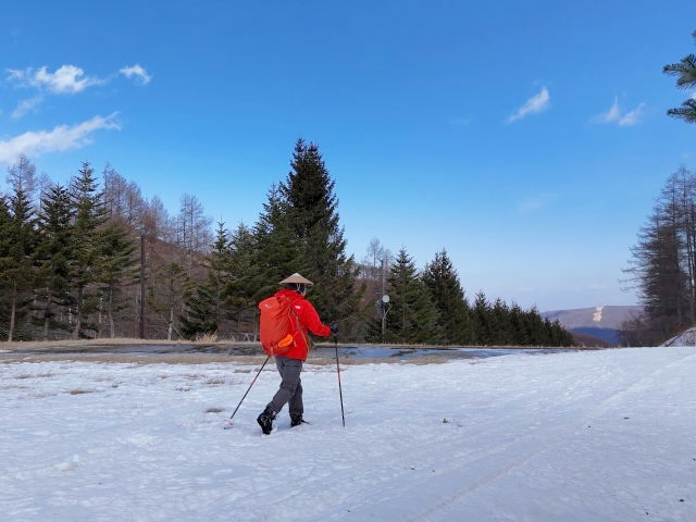 トレースがあるところは雪が残っていた