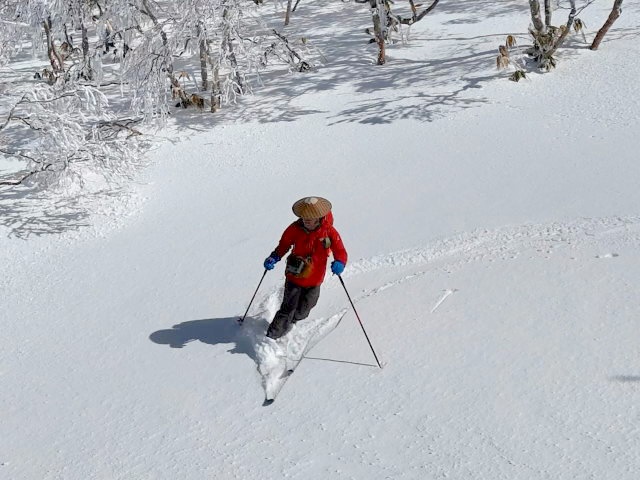 粉雪を蹴散らして進む