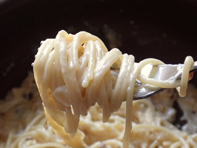 フォークはパスタの端が、あまり垂れ下がらない