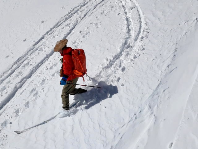 固まった雪をボコボコ割って進んだ