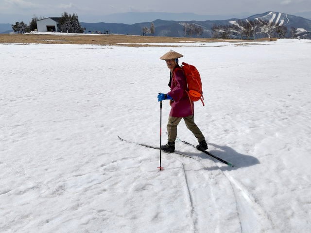 左奥がリフト小屋。スキーを脱いで戻った